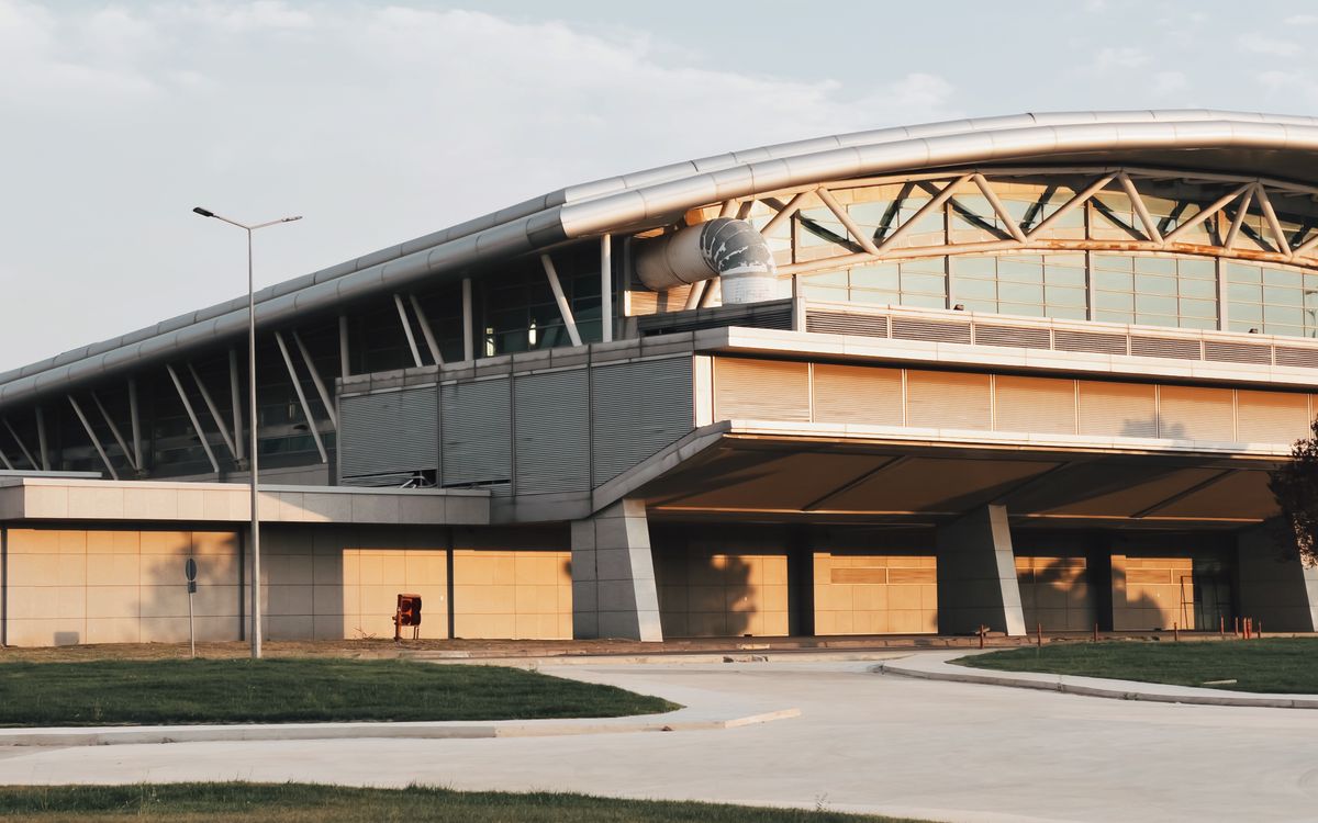 Airports — airport terminal